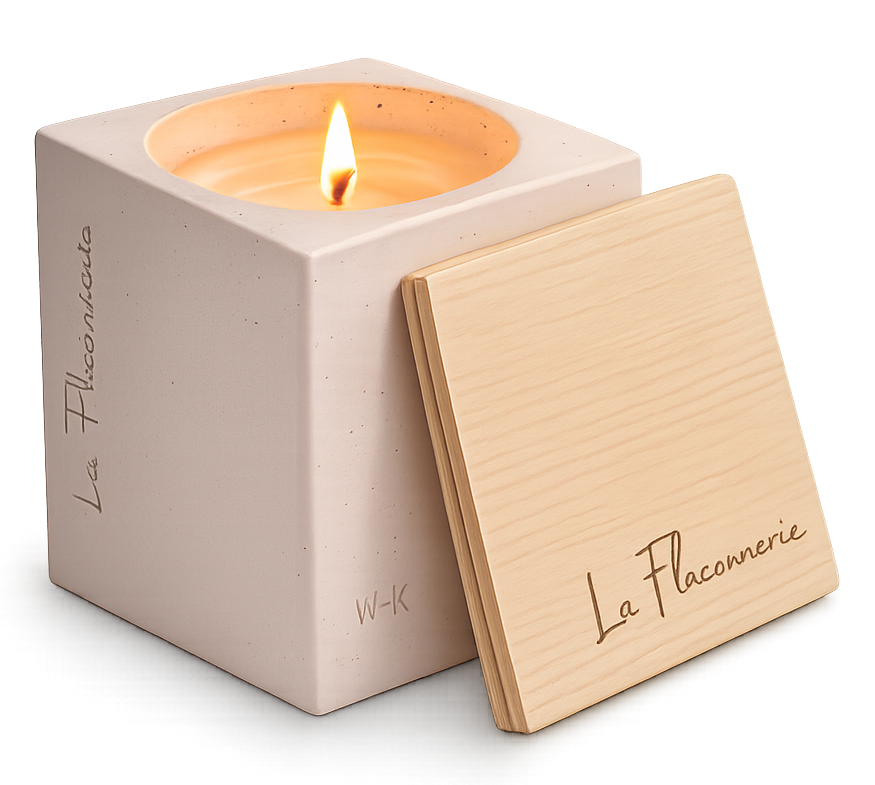 Bougie Signature La Flaconnerie — écrin en béton teinté, couvercle en hêtre gravé